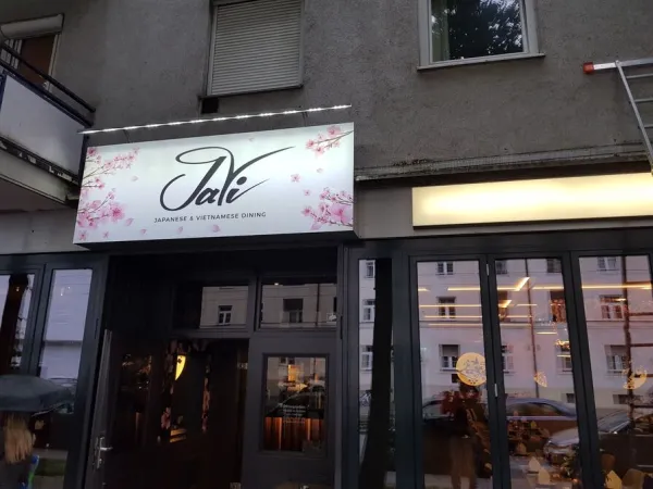 Außenschild Gastronomie mit LED Beleuchtung und Kirschblüten Motiv